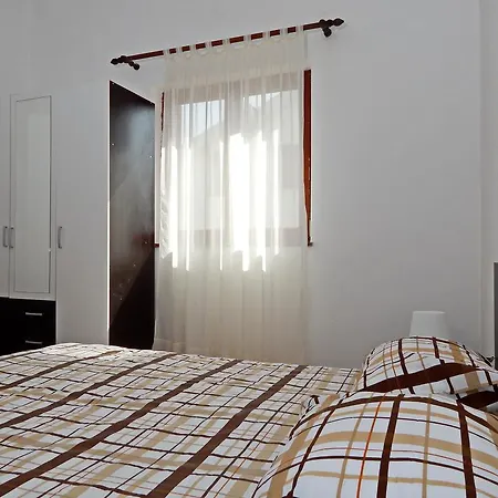 Paro Apartman Pag Town